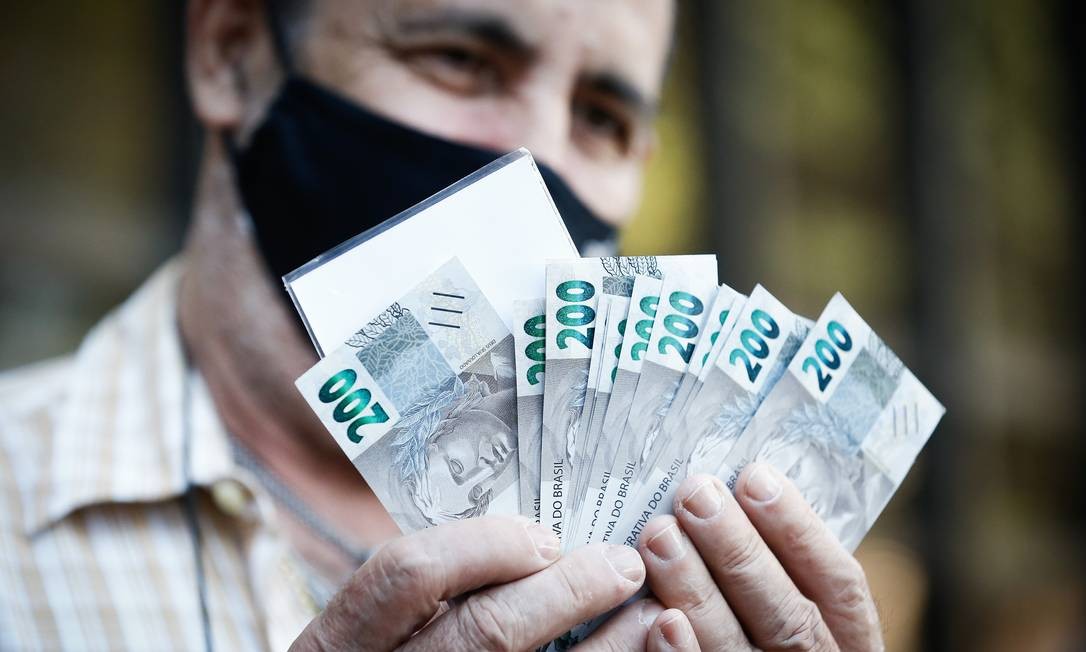 Colecionadores como José Martins fizeram fila no Banco Central para adiquirir a nova cédula de Real Foto: Pablo Jacob / Agência O Globo
