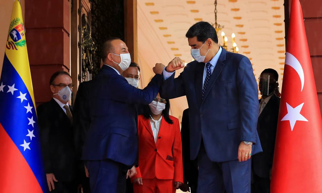 O chanceler turco, Mevlut Cavusoglu, em encontro com Nicolás Maduro, em Miraflores, em agosto deste ano Foto: XXSTRINGERXX xxxxx / via REUTERS