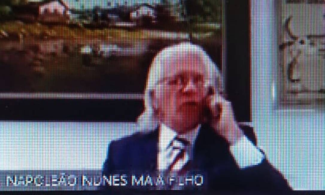 Ministro Napoleão Nunes Maia Filho ao telefone Foto: Reprodução