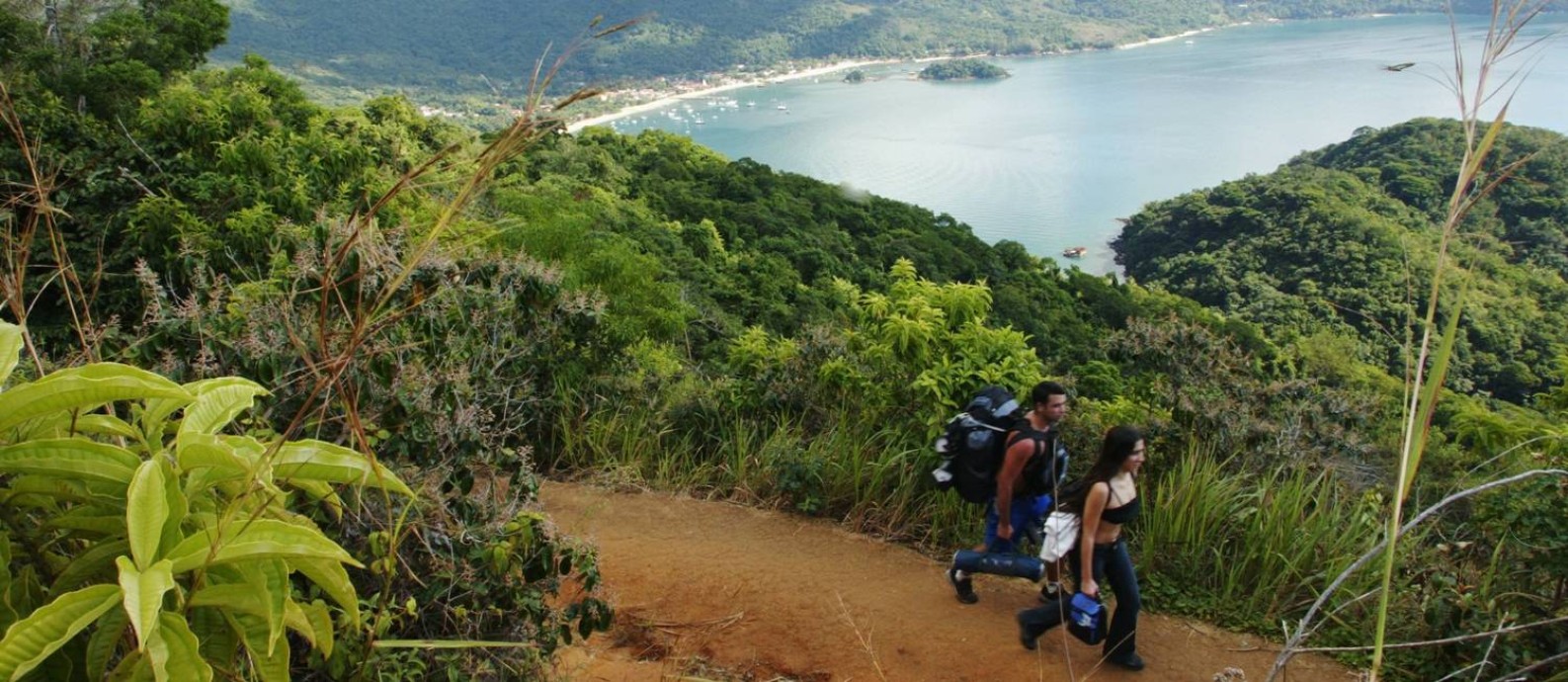 Turistas na trilha Abraão - Lopes Mendes, com a enseada da Vila do Abraão e Pico do Papagaio ao fundo, um dos trechos mais populares do Parque Estadual da Ilha Grande Foto: André Coelho / Arquivo