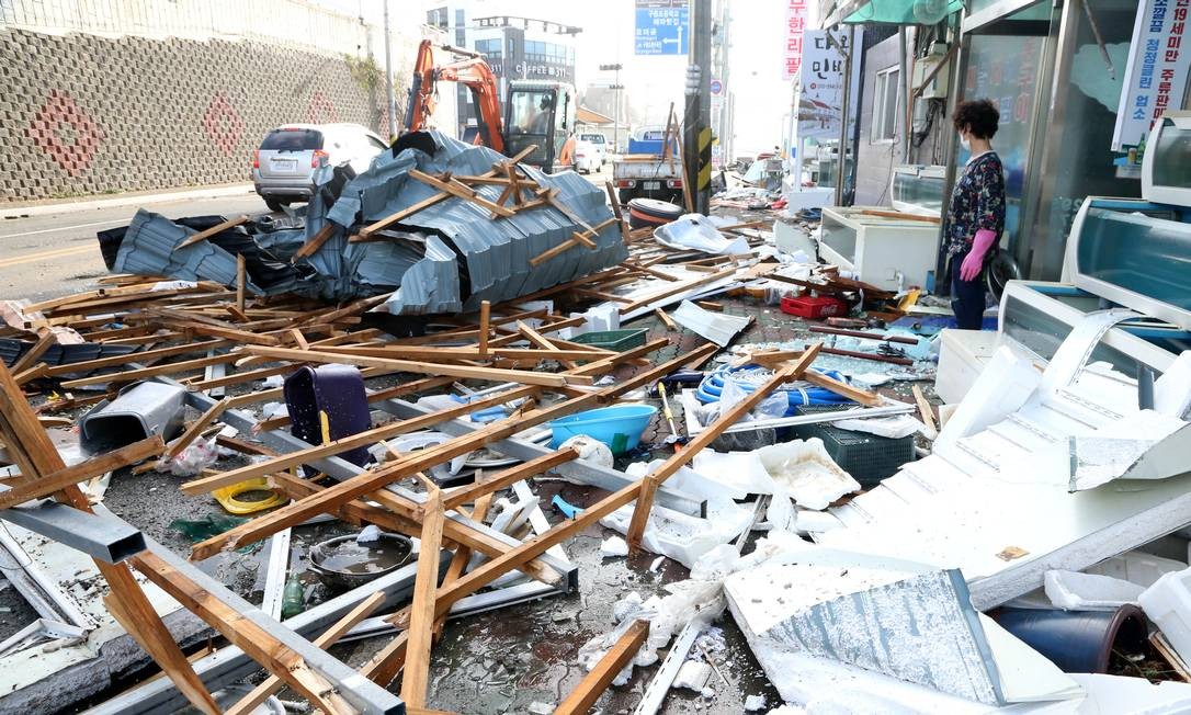 Tufão Maysak mata uma pessoa e provoca inundações nas duas Coreias