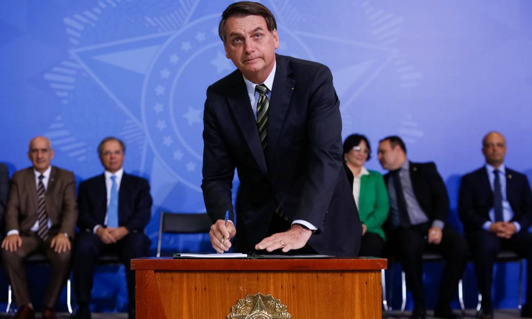 O presidente Jair Bolsonaro assina decreto Foto: Carolina Antunes / PR