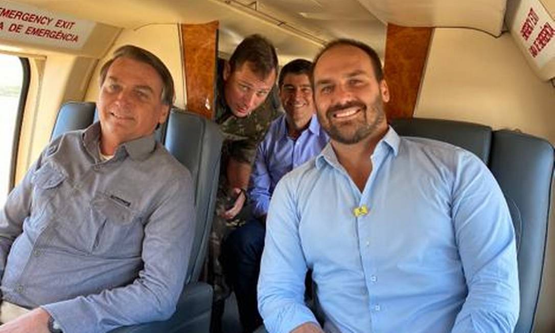 Ao fundo, o pastor Josué Valandro no avião presidencial Foto: Reprodução 