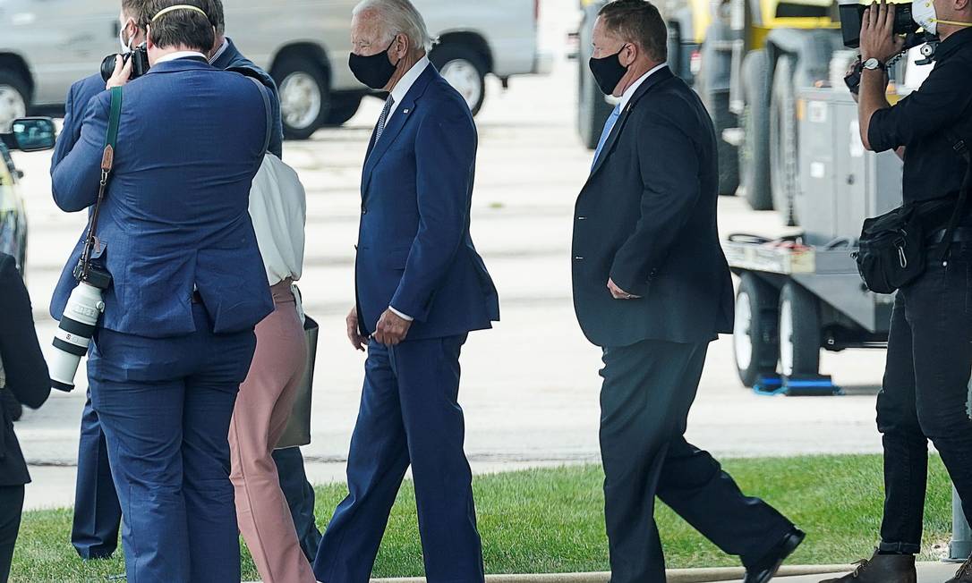 Joe Biden depois de reunião com a família de Jacob Blake, no aeroporto de Milwaukee, no Wisconsin Foto: KEVIN LAMARQUE / REUTERS