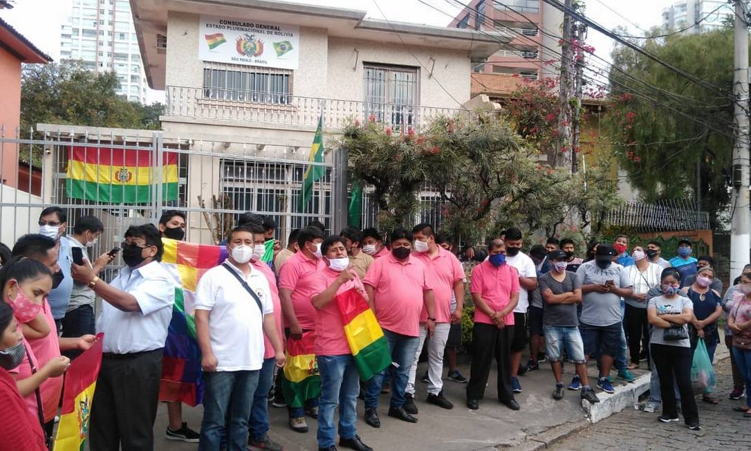 A comunidade boliviana se reuniu em frente ao consulado do país na Vila Mariana, na zona sul de São Paulo, durante protesto em setembro Foto: Suzana Correa