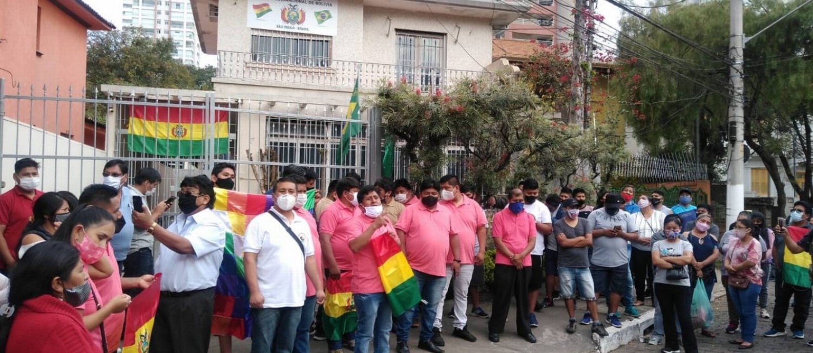 Bolivianos se reuniram em frente ao consulado do país na Vila Mariana, na zona sul de São Paulo Foto: Suzana Correa