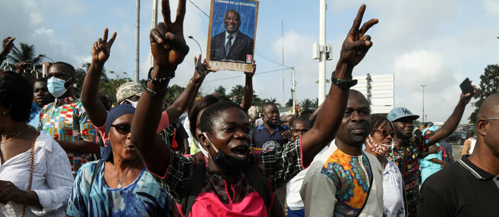 Apoiadores do ex-presidente da Costa do Marfim, Lauren Gbagbo, em manifestação na cidade de Abidjan Foto: Luc Gnago / Reuters