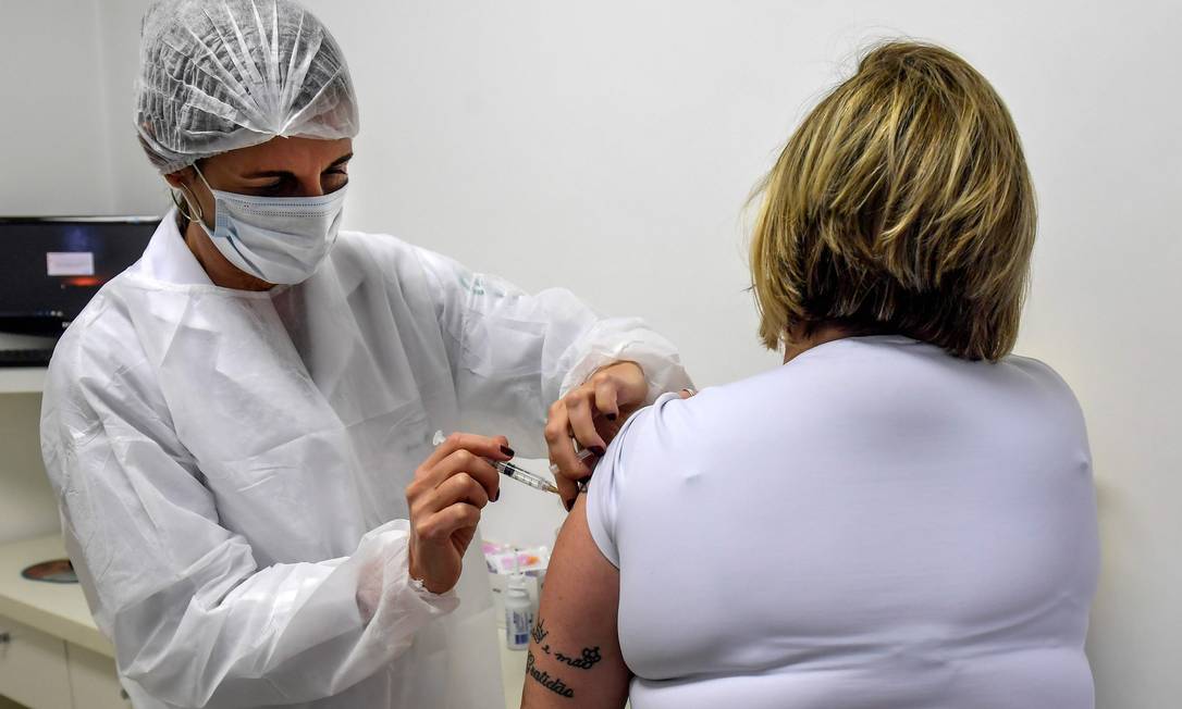Voluntária brasileira participa do teste da vacina contra Covid-19 desenvolvida pela Universidade de Oxford Foto: Nelson Almeida / AFP