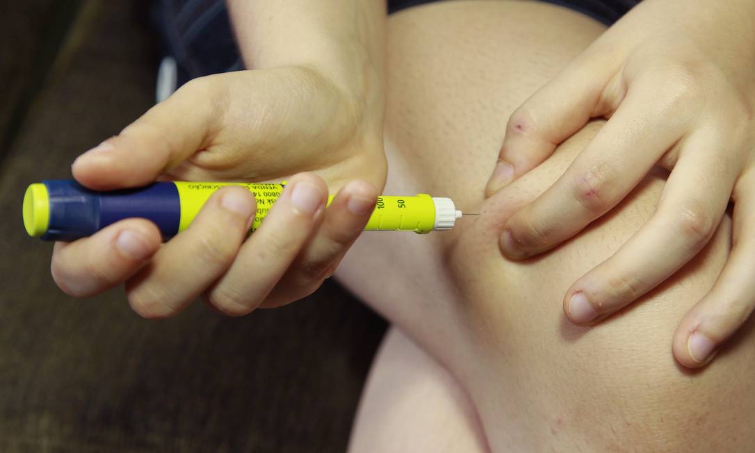 Mulher aplicando insulina Foto: Márcio Alves / Agência O Globo
