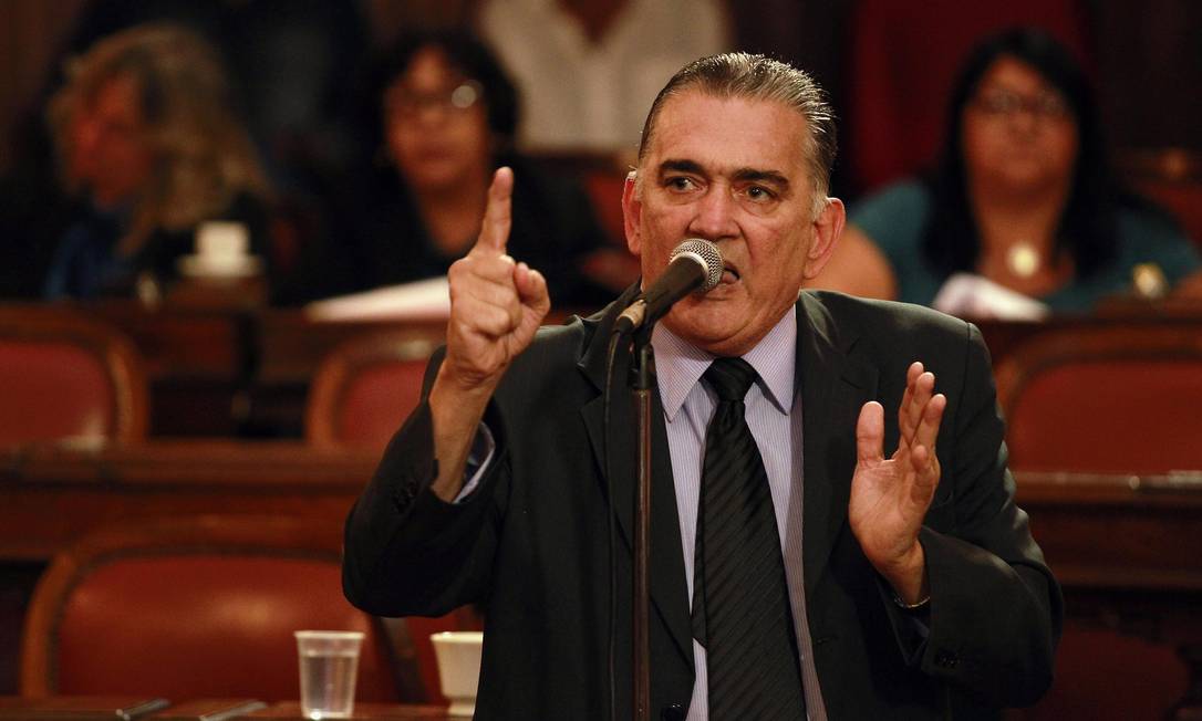 O vereador Carlos Macedo em discurso no plenário da Câmara de Niterói Foto: Márcio Alves / 18.11.2014 / Agência O Globo