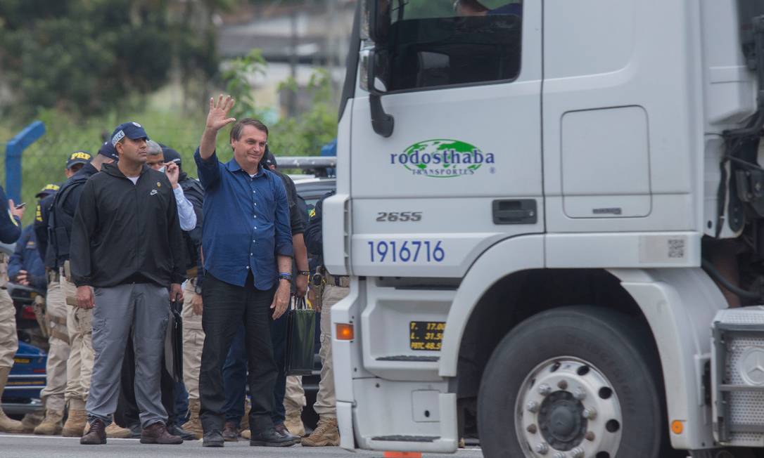 Presidente parou em posto da polícia em Registro (SP) para tirar fotos Foto: Edilson Dantas / Edilson Dantas