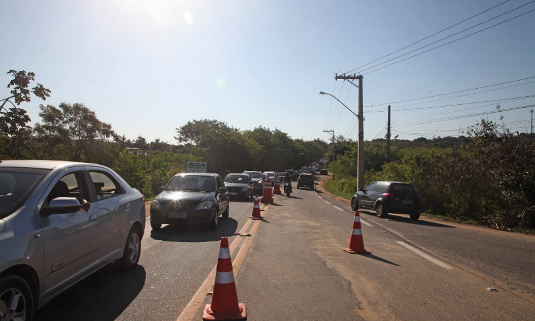 Barreira sanitária: carros fizeram fila para entrar em Búzios no feriado de 7 de setembro Foto: Ronald Pantoja