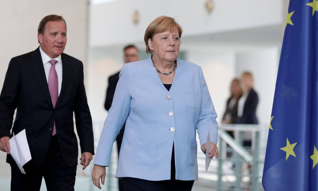 Chanceler alemã, Angela Merkel, ao lado do premier da Suécia, Stefan Lövfen, em Berlim Foto: MICHAEL SOHN / AFP