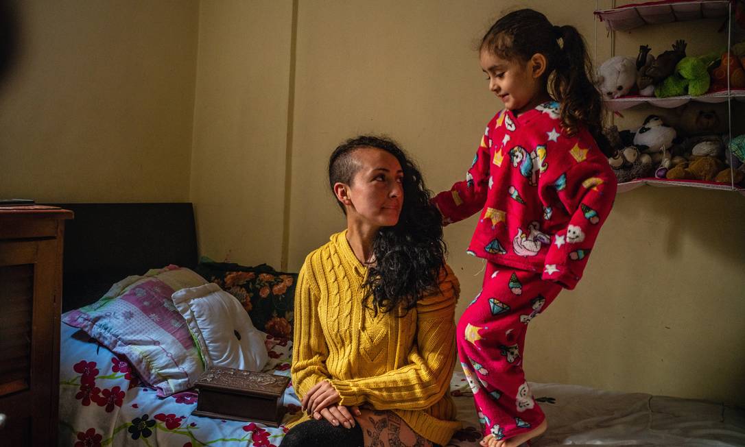 Lina Pietro e sua filha, Luna, em sua casa, em Bogotá, na Colômbia. A jovem de 30 anos perdeu seu emprego durante a pandemia e não tem mais como continuar seus estudos. Foto: FEDERICO RIOS / NYT