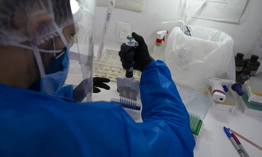 Laboratório de Virologia Molecular do Instituto de Biologia se destaca na testatagem e nas pesquisas da Covid-19 Foto: Márcia Foletto / Agência O Globo