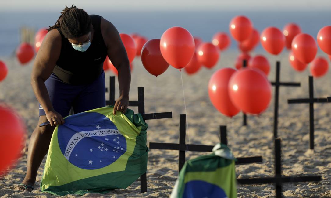 ONG Rio de Paz faz protesto lembrando as 100 mil vítimas de covid-19 no Brasil na praia de Copacabana, em frente ao Copacabana Palace Foto: Gabriel de Paiva / Agência O Globo