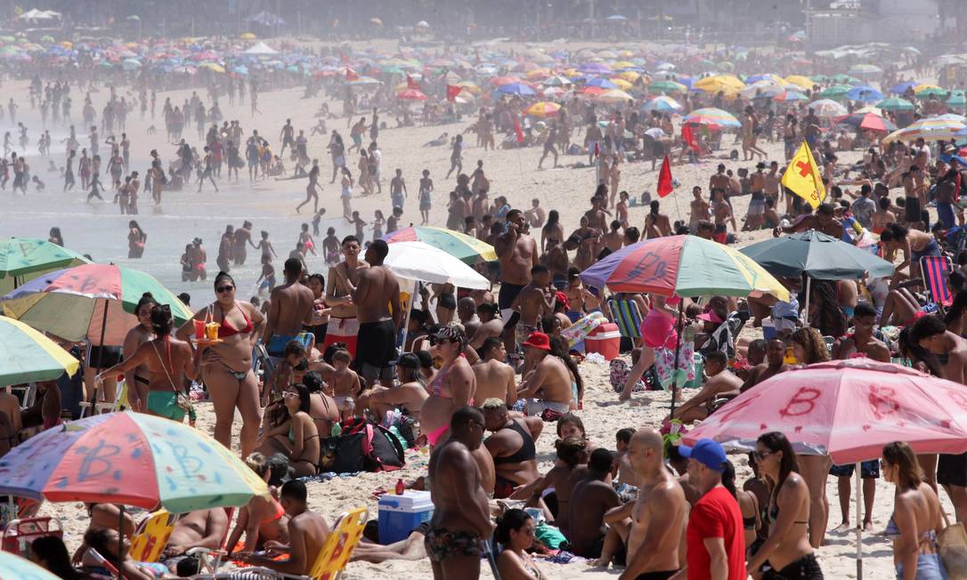 Véspera de feriado com praia cheia no Rio de Janeiro. Banhistas lotam a faixa de area do Arpoador Foto: Cléber Júnior / Agência O Globo