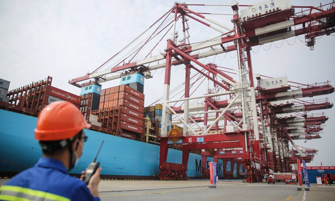 Produtos são embarcados para exportação no posto chinês de Qingdao Foto: STR / AFP