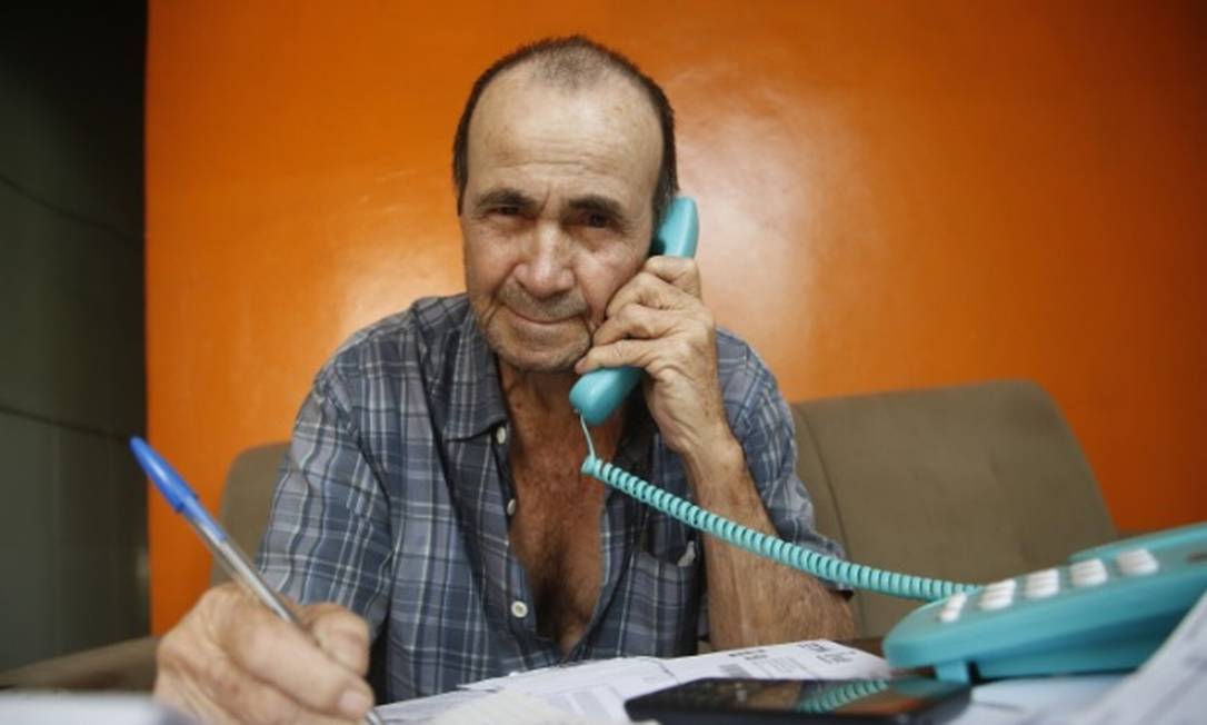 O aposentado Rene Andrade, de 78 anos, paga parcelas mensais de consignado Foto: Fábio Guimarães / Agência O Globo