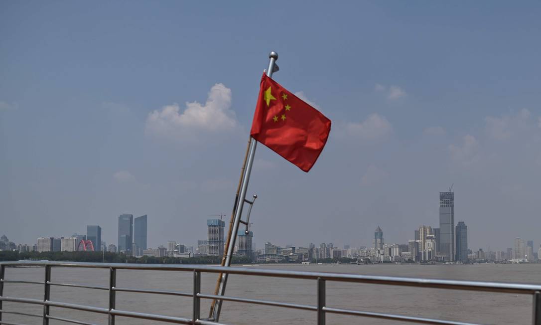 Bandeira chinesa em barco no rio Yangtze, na cidade de Wuhan, capital da província central de Hubei Foto: HECTOR RETAMAL / AFP