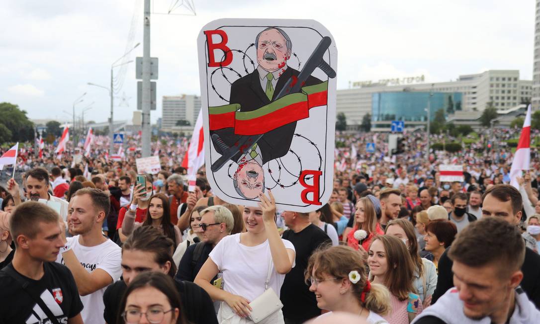 Manifestantes foram às ruas de Minks, capital da Bielorrússia, pedir a renúncia do presidente Alexander Lukashenko e a convocação de novas eleições Foto: AFP