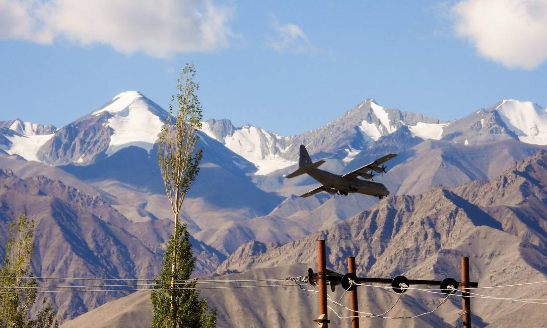 Avião militar da Índia na cidade de Leh, no Himalaia, cuja região tem sido disputada pelos indianos e chineses Foto: MOHD ARHAAN ARCHER / AFP
