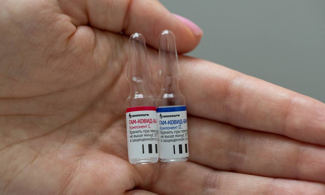 Funcionário exibe frascos com potencial vacina russa contra a Covid-19 Foto: Russian Direct Investment Fund / Divulgação Reuters