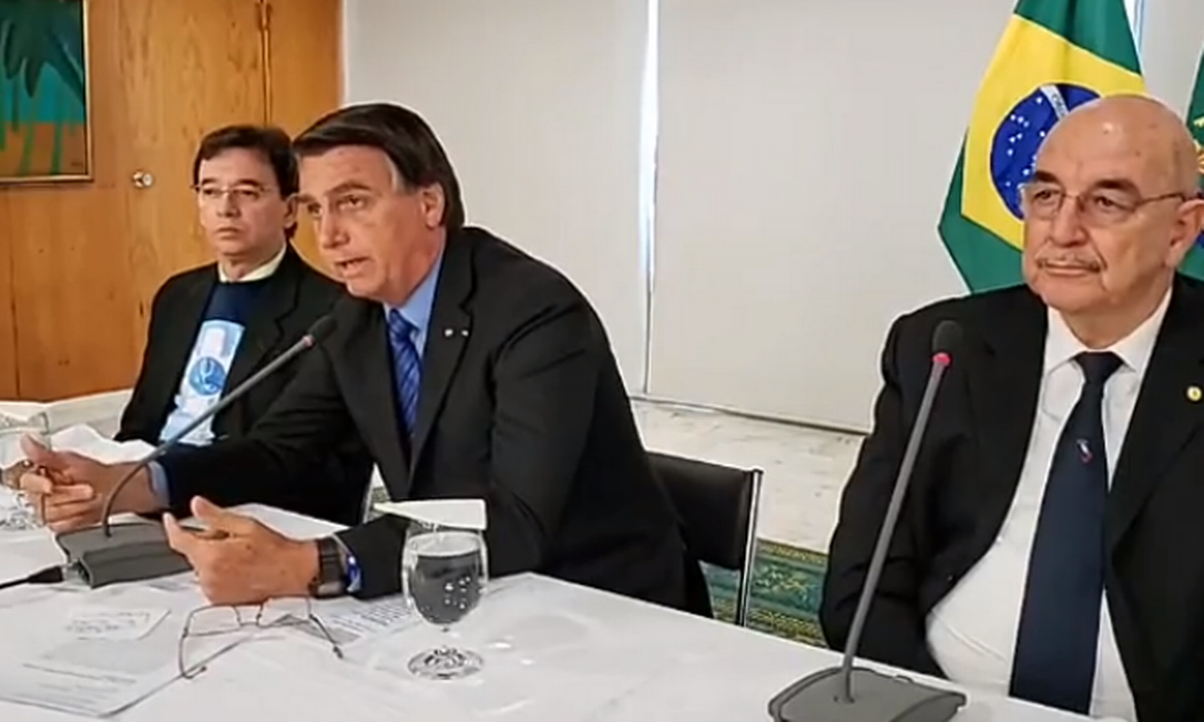 O presidente Jair Bolsonaro em reunião com médicos defensores do uso da hidroxicloroquina Foto: Reprodução/ Facebook 