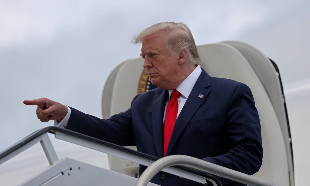 Donald Trump ao desembarcar no aeroporto de Palm Beach Foto: JONATHAN ERNST / REUTERS