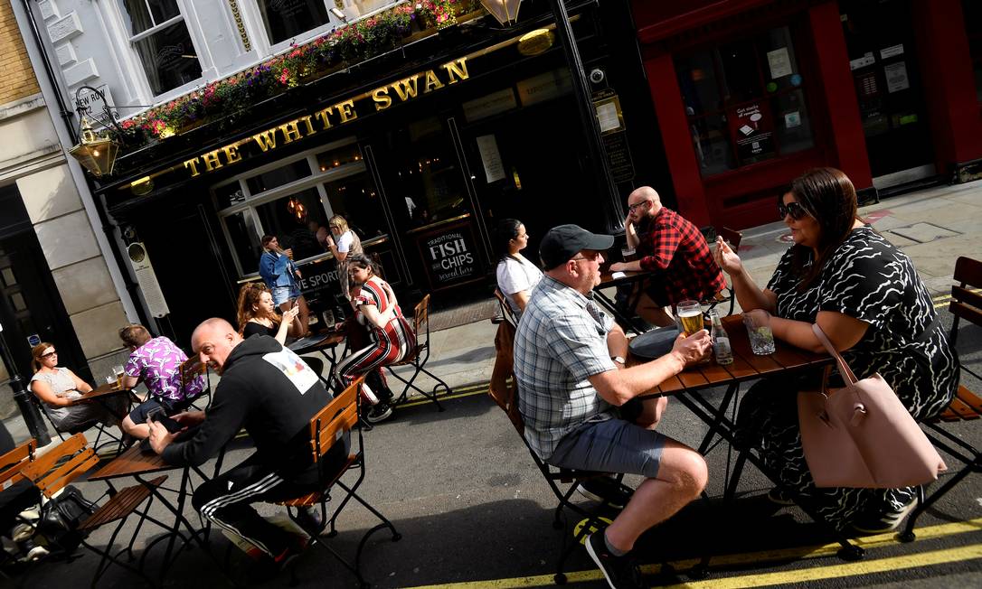 Clientes em um bar em Londres Foto: Toby Melville / REUTERS