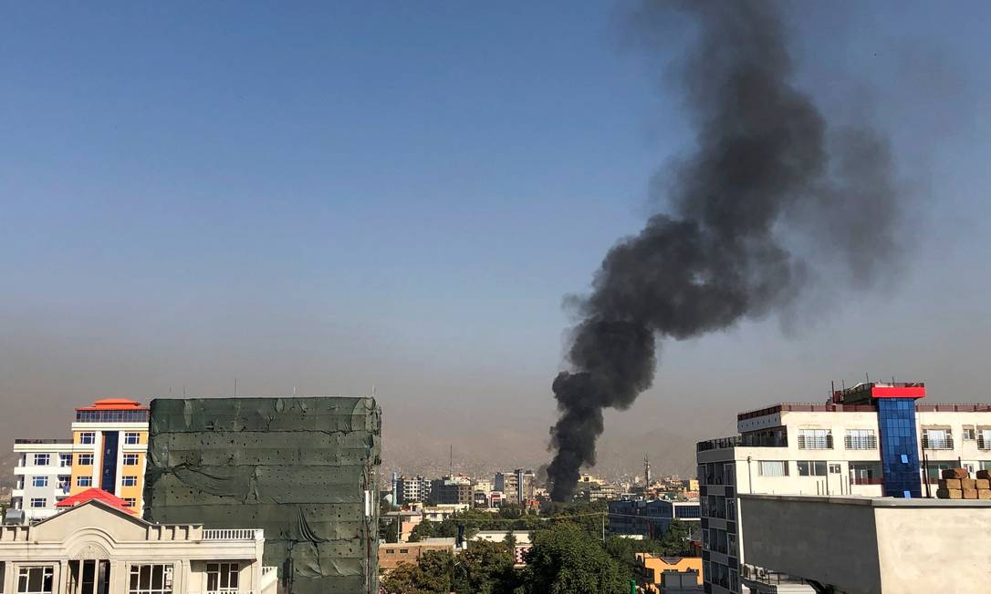 Uma coluna de fumaça marca o local de um atentado frustrado ao vice-presidente do Afeganistão, Amrullah Saleh Foto: NAJIBA NOORI / AFP