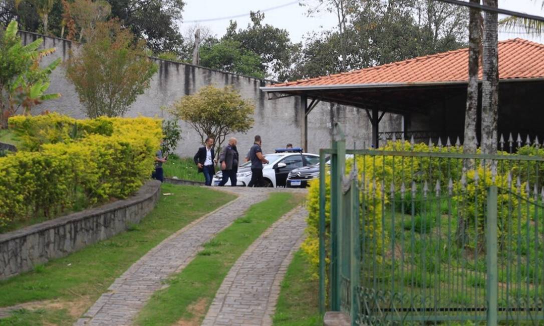 Policiais cumprem mandado de busca e apreensão na casa onde estava o ex-vereador Cristiano Girão, em Arujá (SP) em 09/09/2020 Foto: Edilson Dantas / Agência O Globo