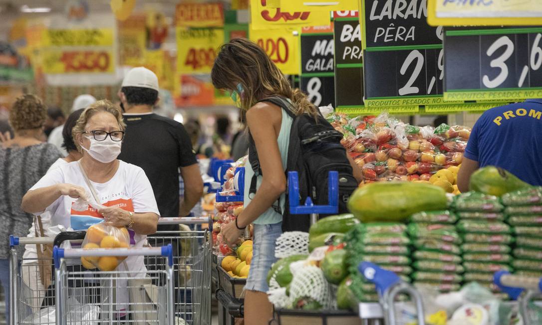 Preço de alguns alimentos tem subido nas últimas semanas Foto: Ana Branco / Agência O Globo