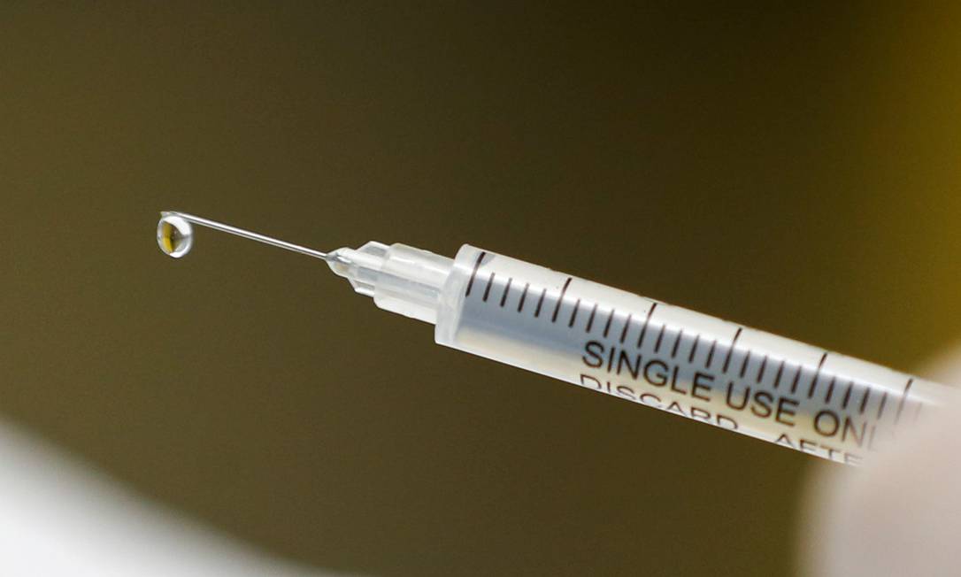 Seringa com vacina testada para Covid-19 Foto: SIPHIWE SIBEKO / REUTERS