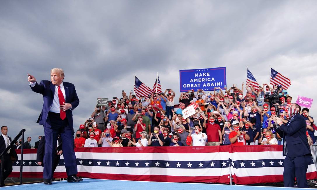 Trump em campanha em Winston-Salem, Carolina do Norte: presidente dos EUA admitiu a Bob Woodward ter minimizado de propósito importância do coronavírus Foto: MANDEL NGAN / AFP