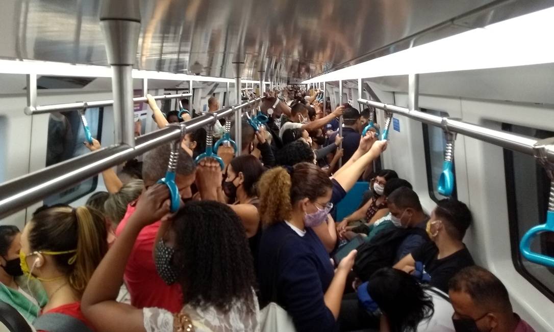 Linha 2 do Metrô: enquanto em alguns espaços há regras para que não haja aglomerações, o mesmo não é visto nos transportes públicos no Rio em meio à pandemia Foto: Fabiano Rocha / Agência O Globo