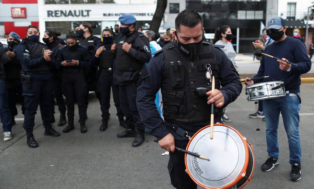 Grupo de policiais protesta em frente à residência oficial de Olivos, em Buenos Aires Foto: AGUSTIN MARCARIAN / REUTERS