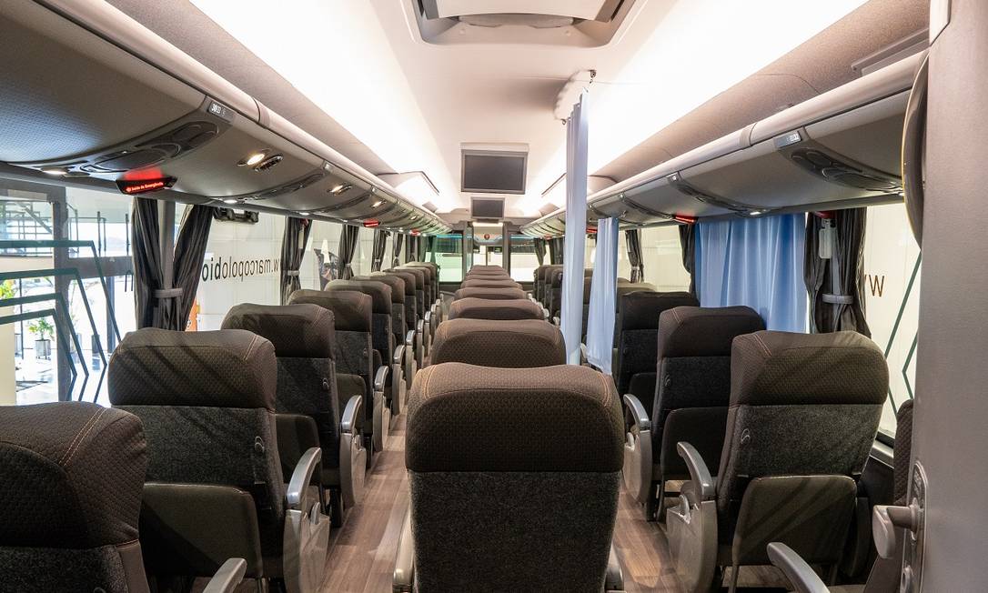Dois corredores, poltronas individuais e cortinas no interior de um ônibus da Marcopolo equipado com a tecnologia BioSafe Foto: Gelson M. da Costa / Divulgação
