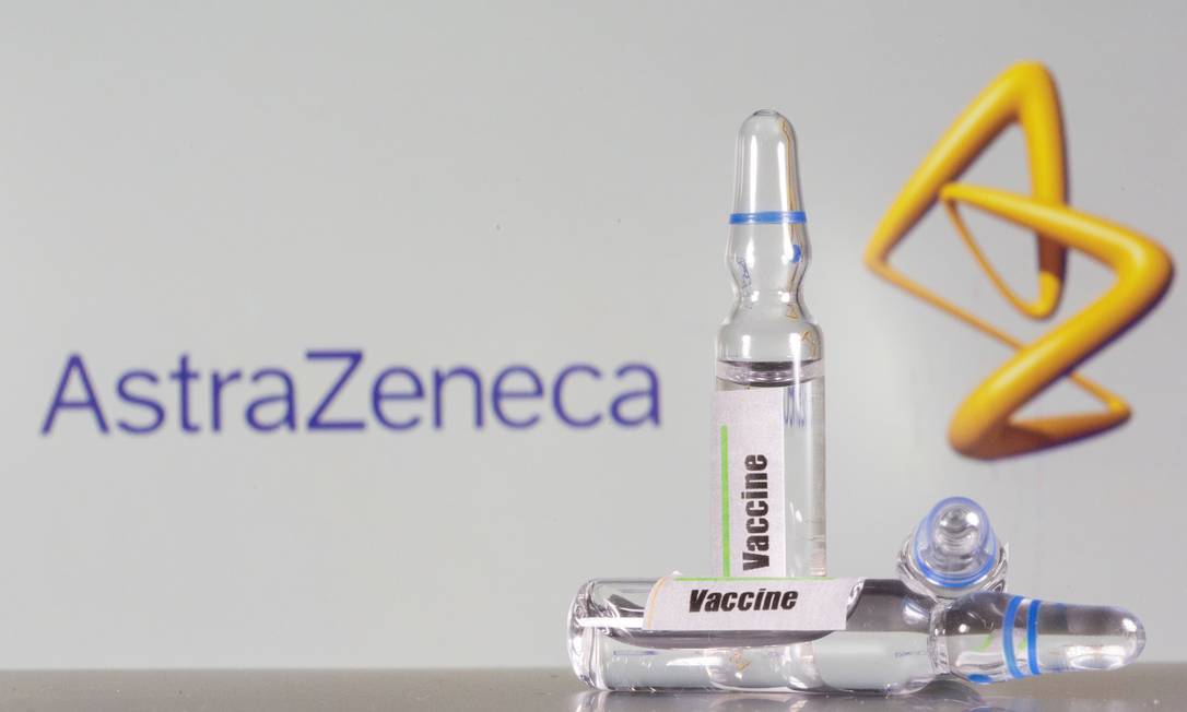 Tubo de testes de vacina candidata contra Covid-19 do laboratório britânico AstraZeneca; fórmula é desenvolvida em parceria com a Universidade de Oxford (Reino Unido) com logo do laboratório AstraZeneca ao fundo Foto: DADO RUVIC / REUTERS
