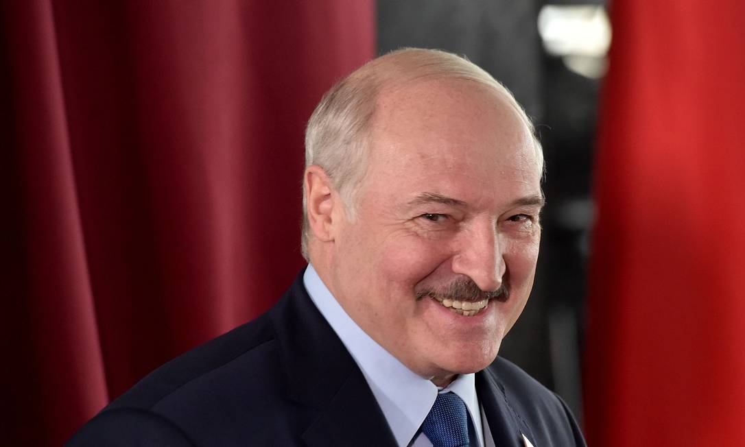 Alexandr Lukashenko, presidente da Bielorrúsia, sorri enquanto vota durante a eleição presidencial Foto: SERGEI GAPON / AFP/09-08-2020