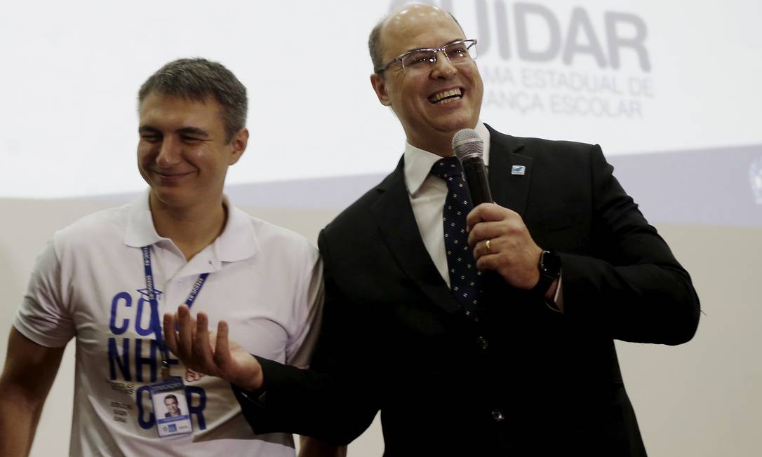 O governador Wilson Witzel com Pedro Fernandes: o terceiro secretário a ser preso Foto: Gabriel de Paiva / O Globo - 17.04.1019