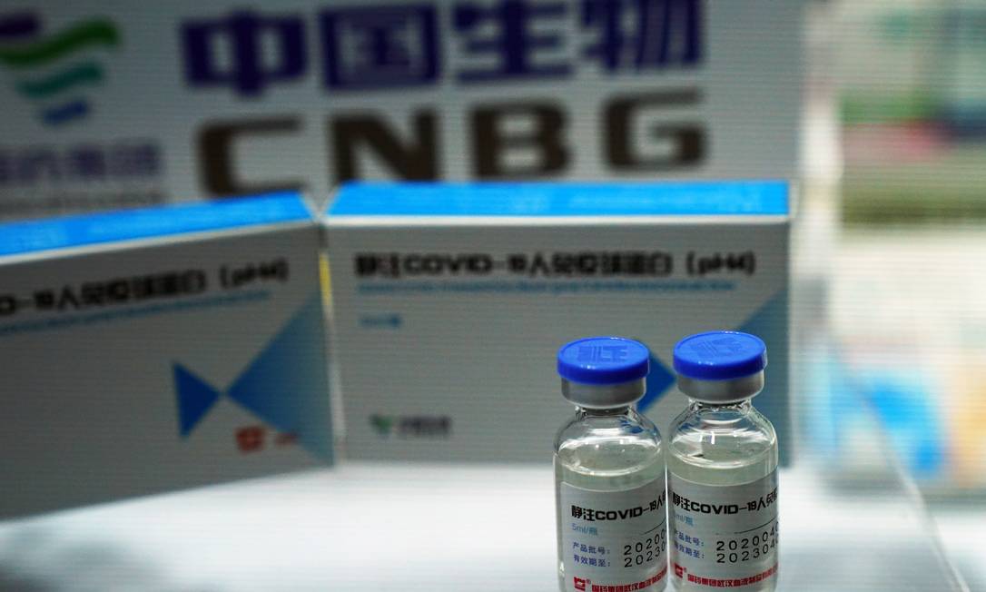 Frascos de vacina candidata da China National Biotec Group, do grupo Shinopharma, que teria sido aplicada em centenas de milhares de chineses desde julho Foto: TINGSHU WANG / REUTERS