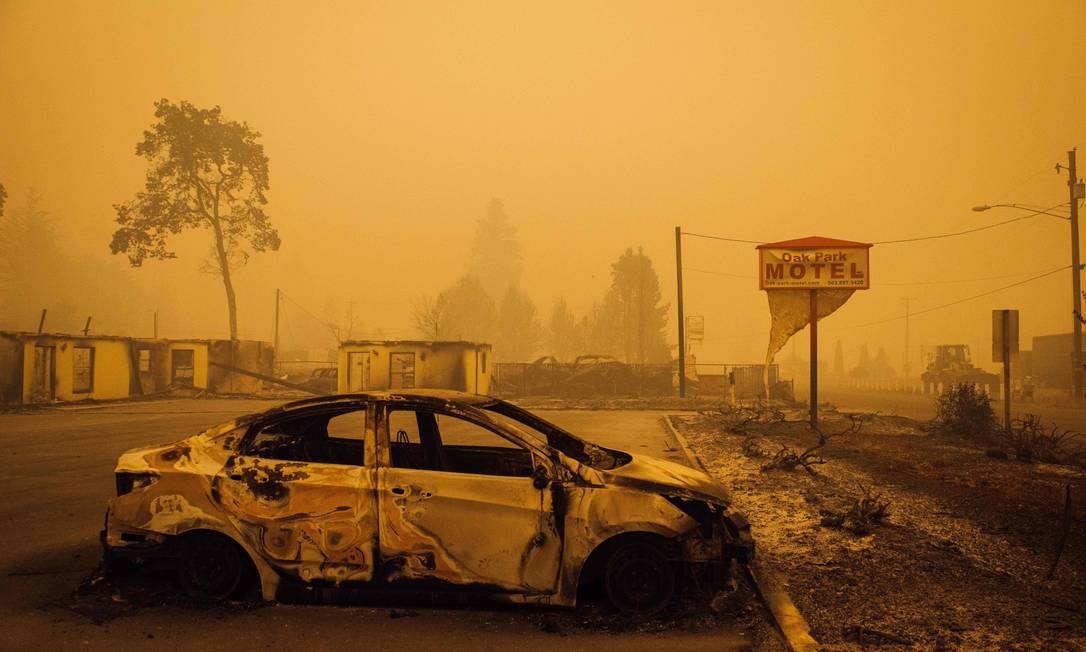 Veículo incendiado é visto no estacionamento de hotel em Gates, no Oregon Foto: KATHRYN ELSESSER / AFP