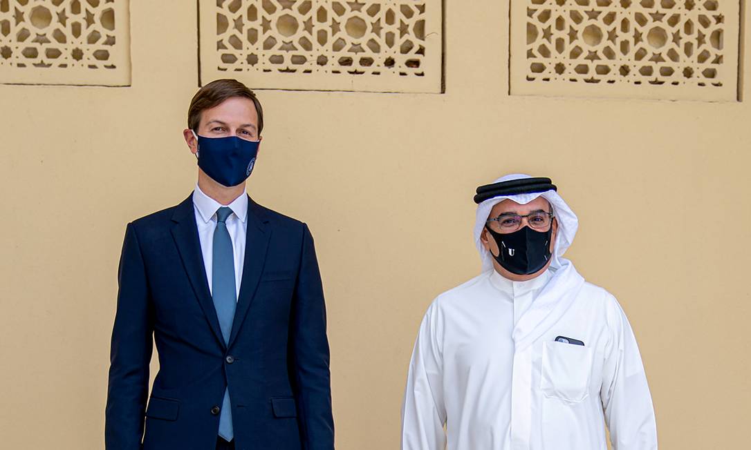 Conselheiro e genro de Trump, Jared Kushner, ao lado do príncipe saudita Salman bin Hamad Al Khalifa Foto: Handout . / VIA REUTERS / 1-9-2020