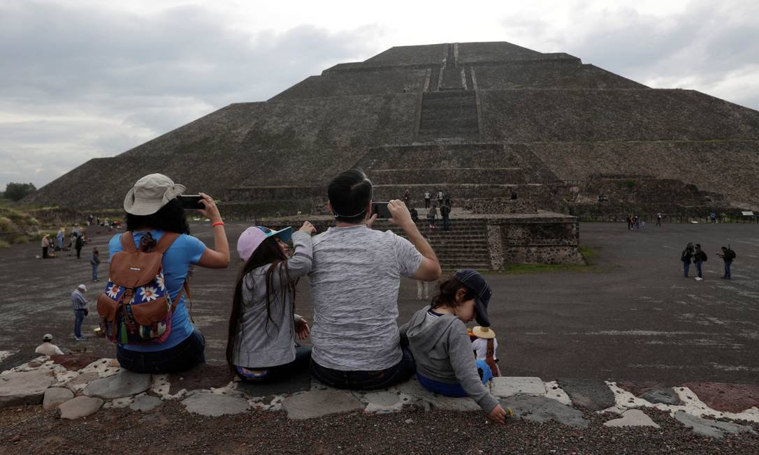Uma família tira fotos enquanto visitam as ruínas de Teotihuacán. Cidade foi uma das maiores pré-hispânicas da Mesoamérica Foto: HENRY ROMERO / REUTERS