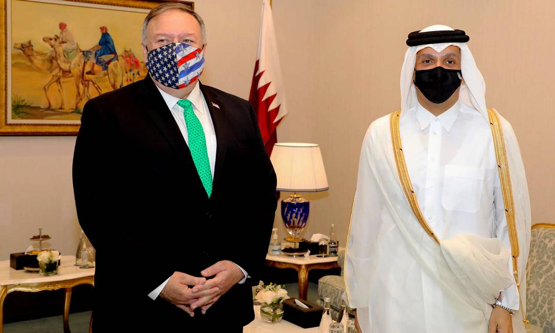 O secretário de Estado dos EUA, Mike Pompeo (à esq.) e o ministro das Relações Exteriores do Qatar, Sheikh Mohammed bin Abdulrahman al-Thani, antes da cerimônia que anunciou as negociações entre o governo do Afeganistão e o Talibã Foto: - / AFP