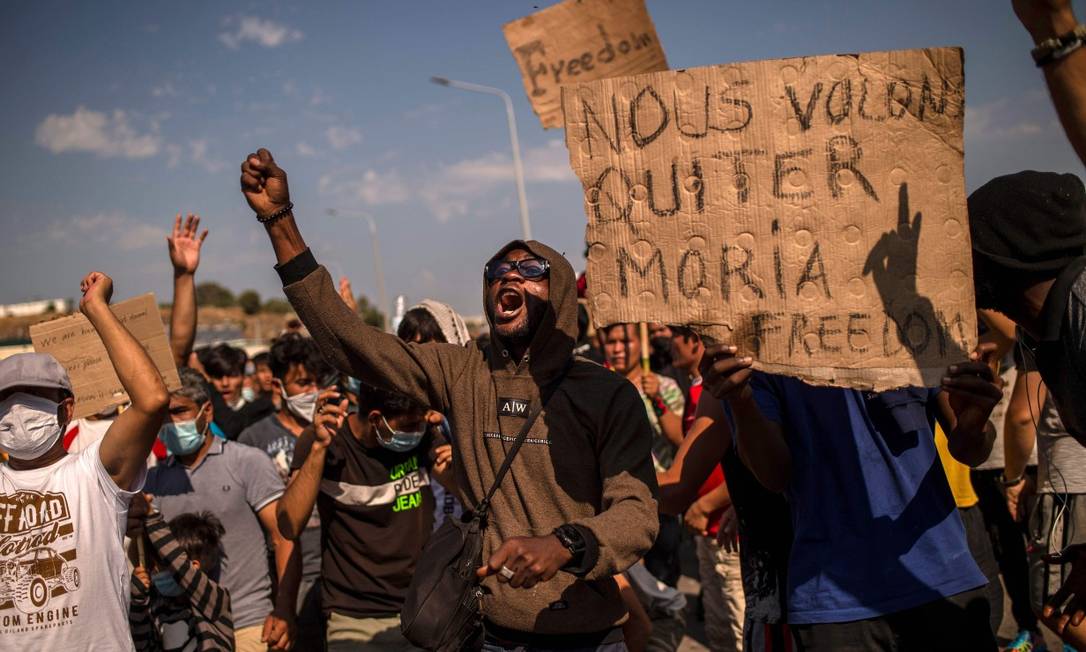 Refugiados e imigrantes do campo de Moria protestam na ilha de Lesbos Foto: ANGELOS TZORTZINIS / AFP