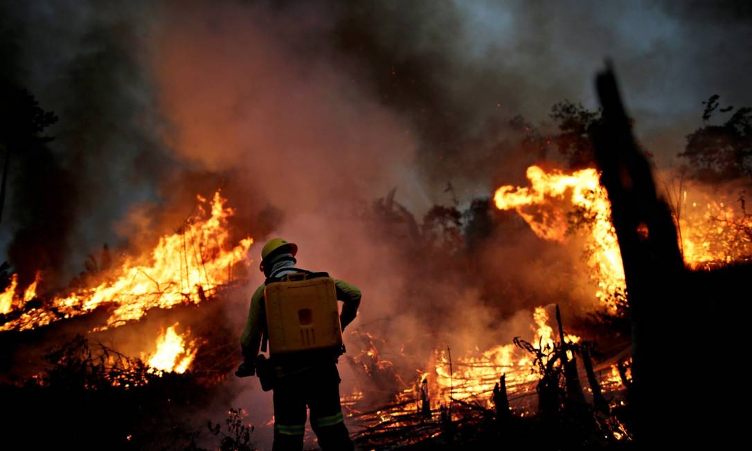 Integrante de brigada do Ibama tenta controlar incêndio na região de Apui, no Amazonas Foto: Ueslei Marcelino / REUTERS /11-8-2020