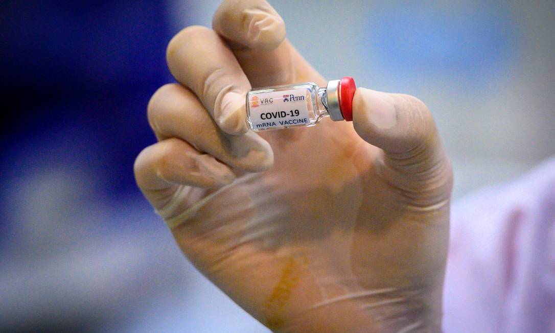 Dose de vacina que usa mRNA para ser testada Foto: MLADEN ANTONOV / AFP