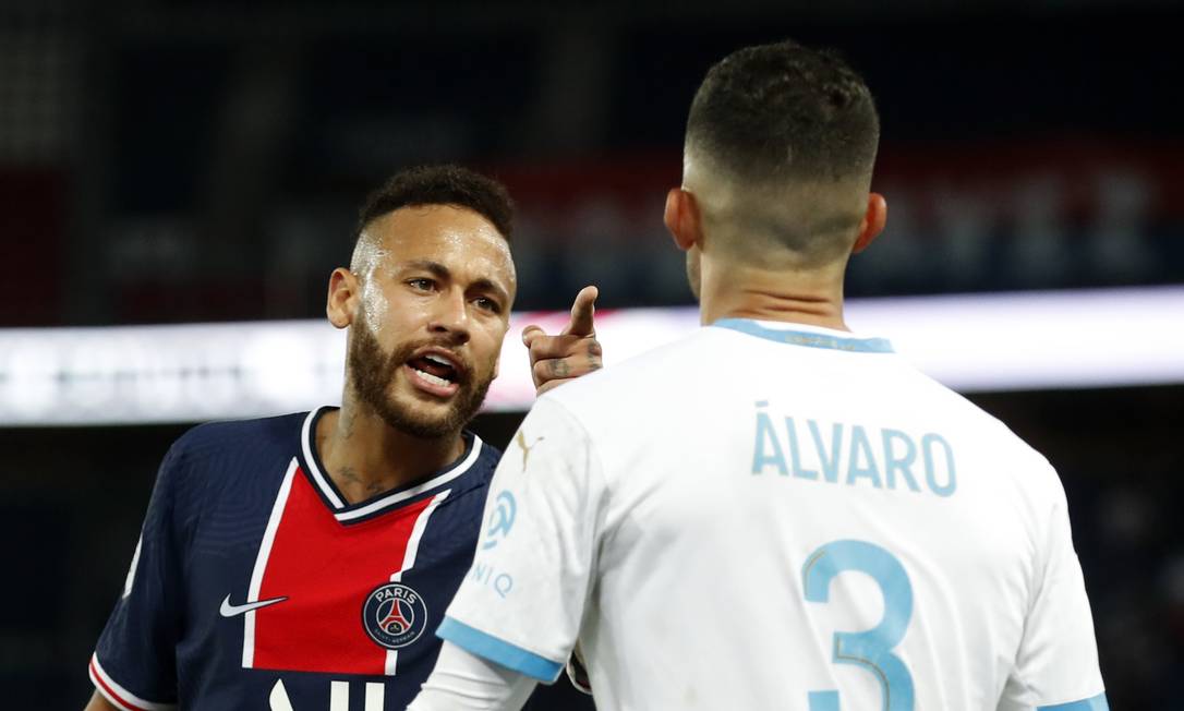 Dani Alves nega preferência por Neymar na cobrança de falta - Lance!